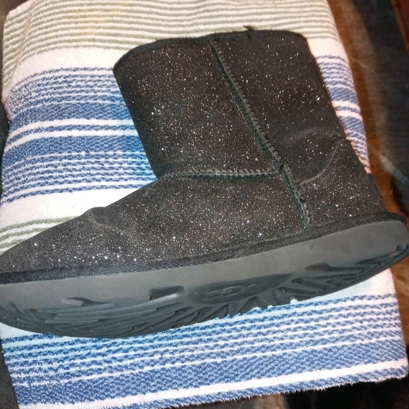 UGG CLASSIC II SHORT BLACK GLITTER GIRLS 4 FAUX FUR LINED PULL ON WINTER BOOTS - Picture 8 of 13